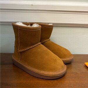UGG Tan Kids Boots sz 6 toddler new without tags